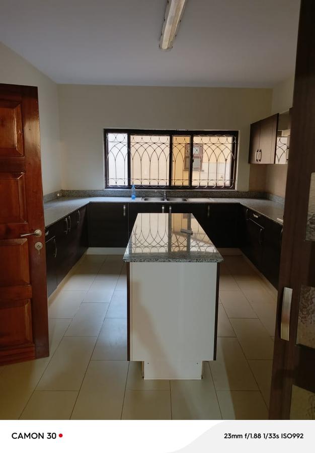 5 Bed Townhouse with En Suite at Lavington - 12