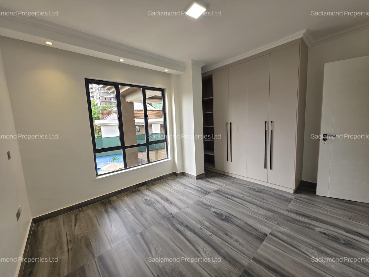 2 Bed Apartment with En Suite in Brookside - 4