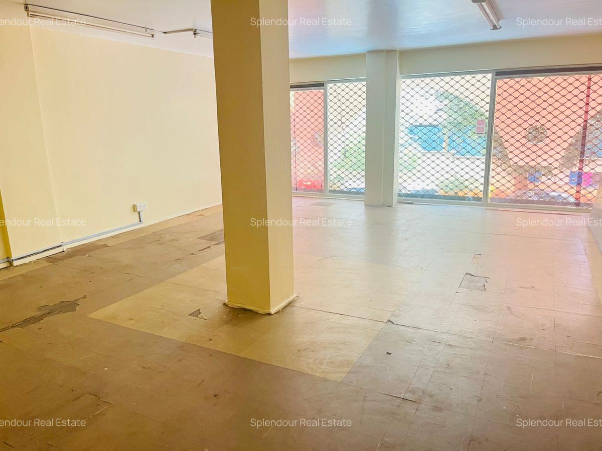 1,000 ft² Commercial Property with Service Charge Included in Parklands - 11