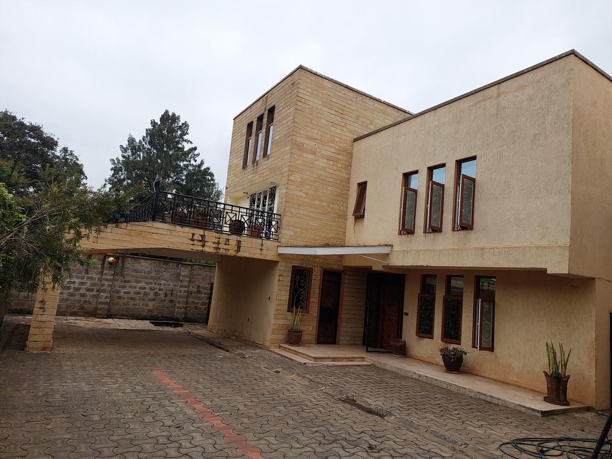 5 Bed Townhouse with En Suite at Lavington - 3