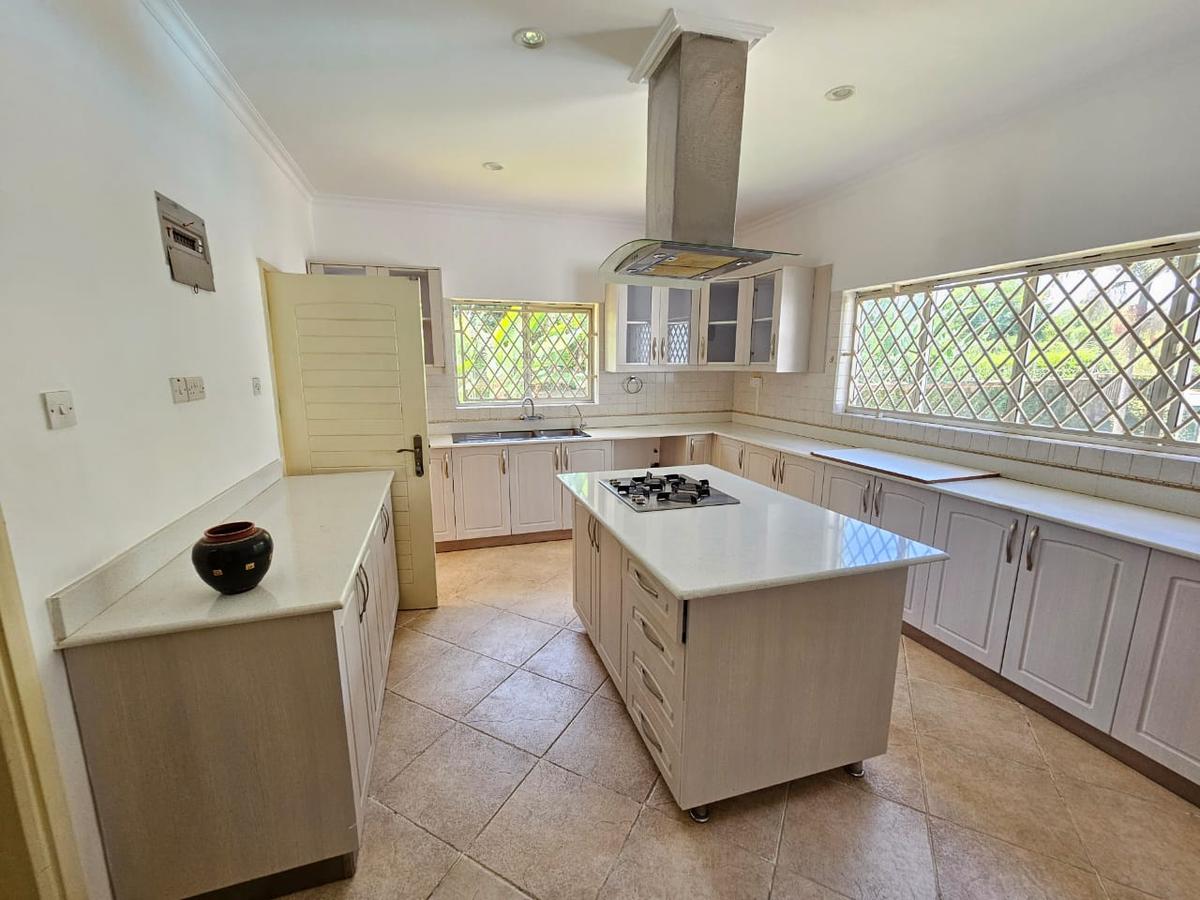 4 Bed House with En Suite in Runda - 16