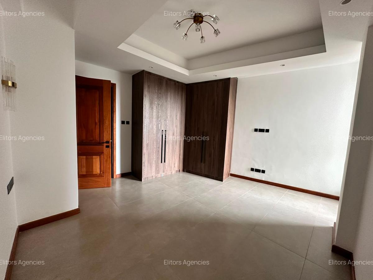 4 Bed Apartment with En Suite at Riverside Drive - 20