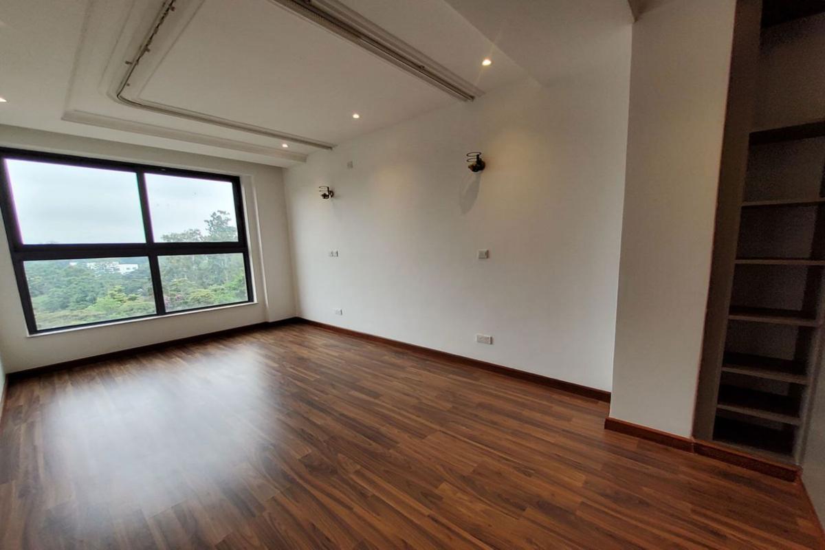 3 Bed Apartment with En Suite in Parklands - 5