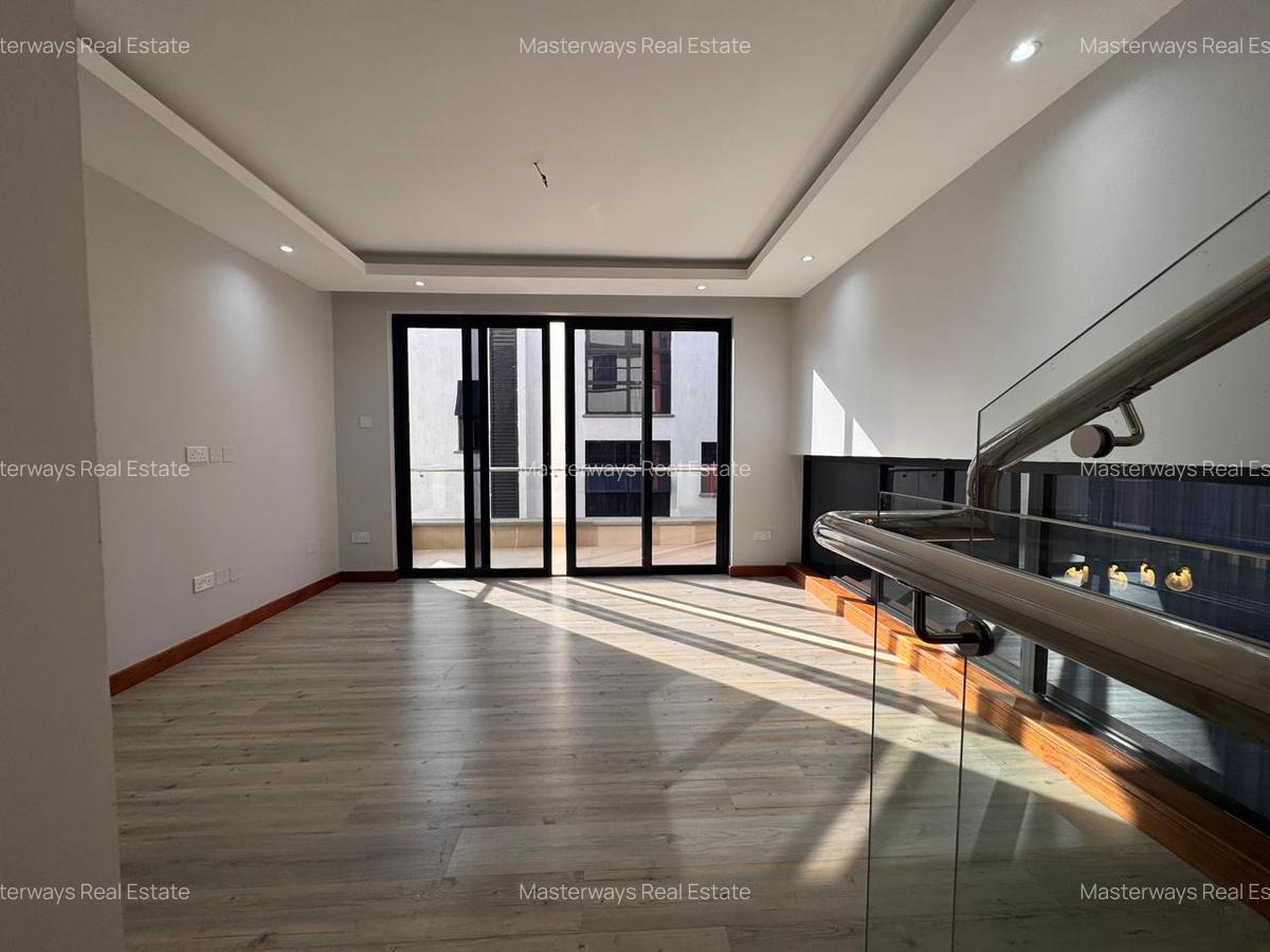 4 Bed Villa with En Suite in Membley - 12