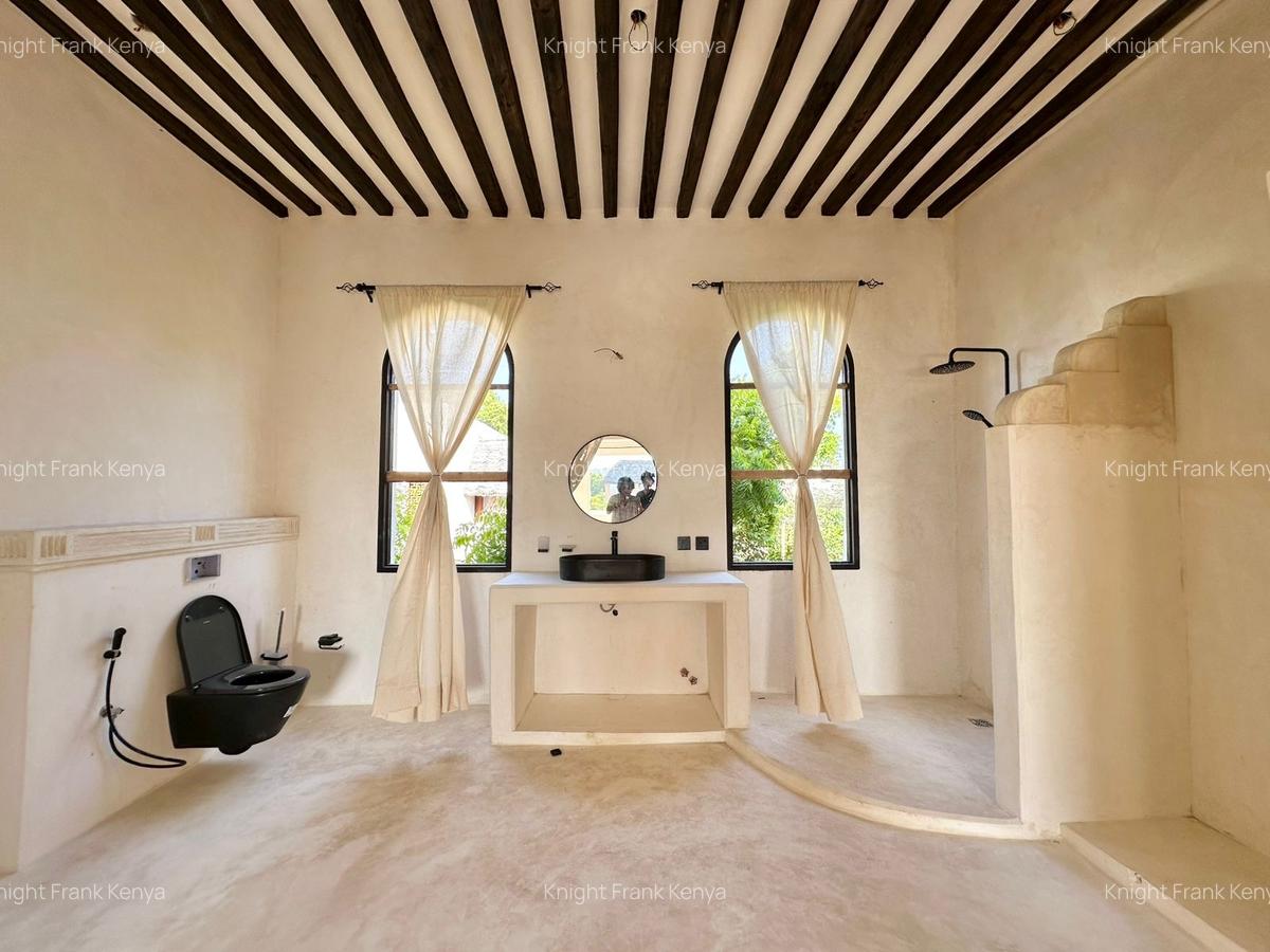 6 Bed House with Swimming Pool in Lamu - 16
