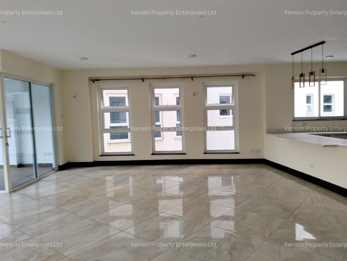 4 Bed Apartment with En Suite in Brookside - 2