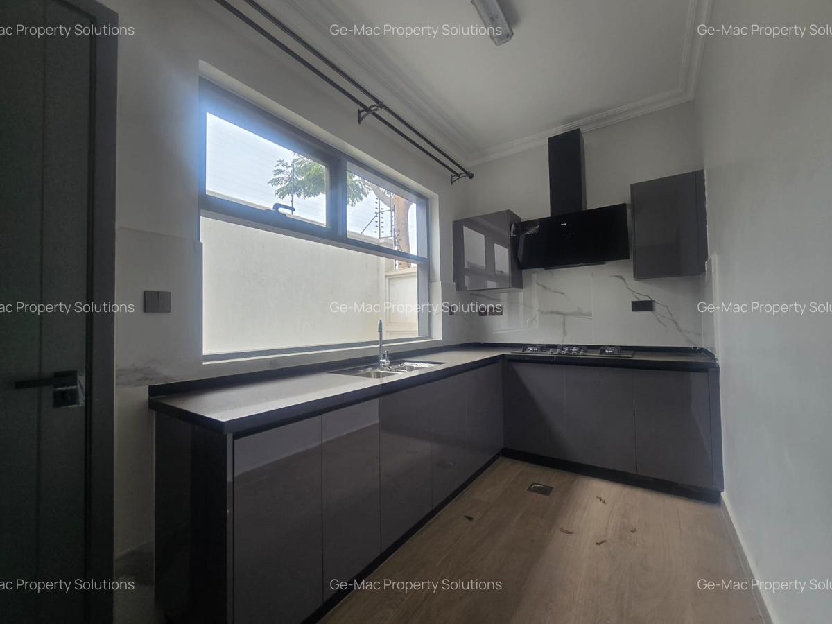 5 Bed House with En Suite in Lavington - 15