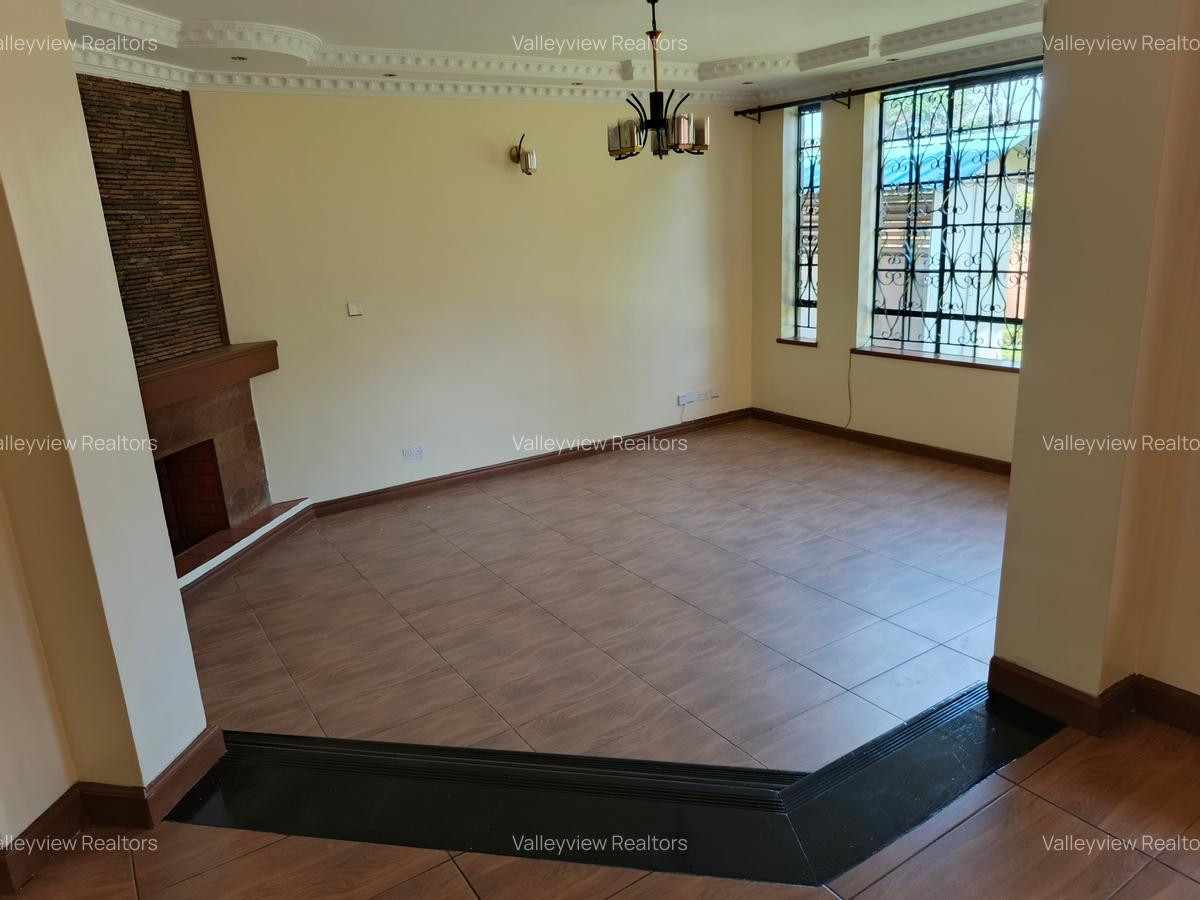 5 Bed Townhouse with En Suite at Lavington - 4