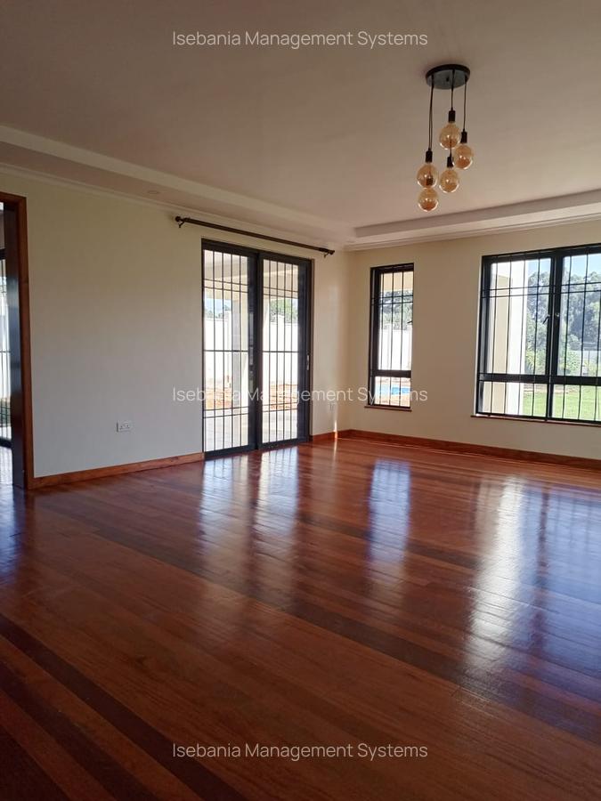 6 Bed House with En Suite at - 8