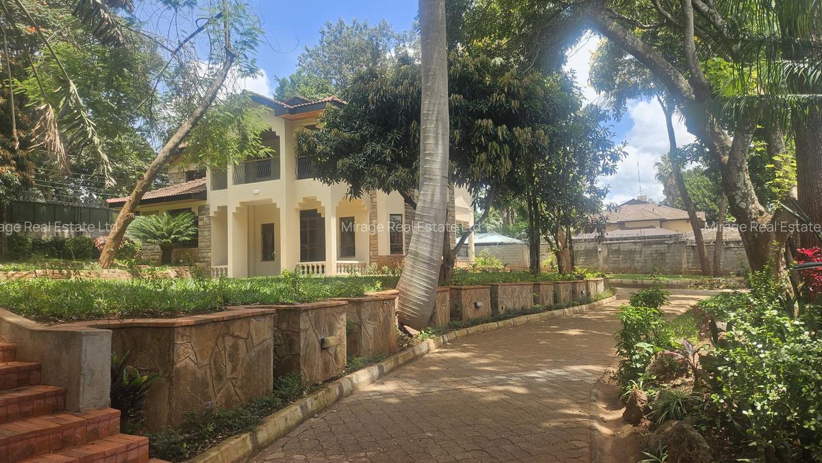 5 Bed House with En Suite in Runda - 2