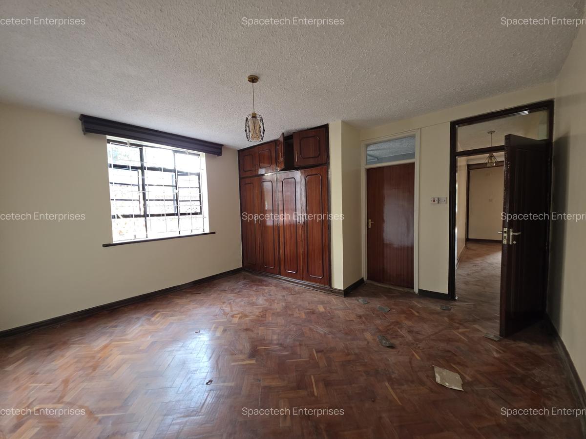 5 Bed House with En Suite in Runda - 12