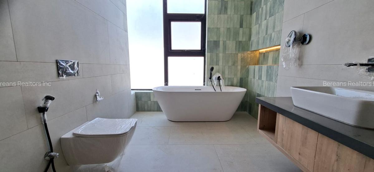 5 Bed Villa with En Suite in Spring Valley - 5