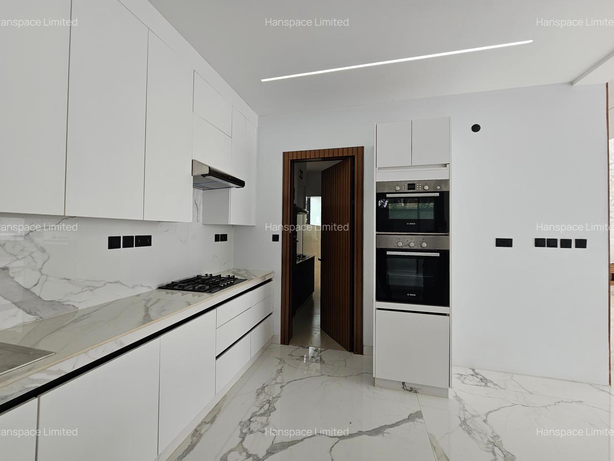 6 Bed Villa with En Suite in Lavington - 4