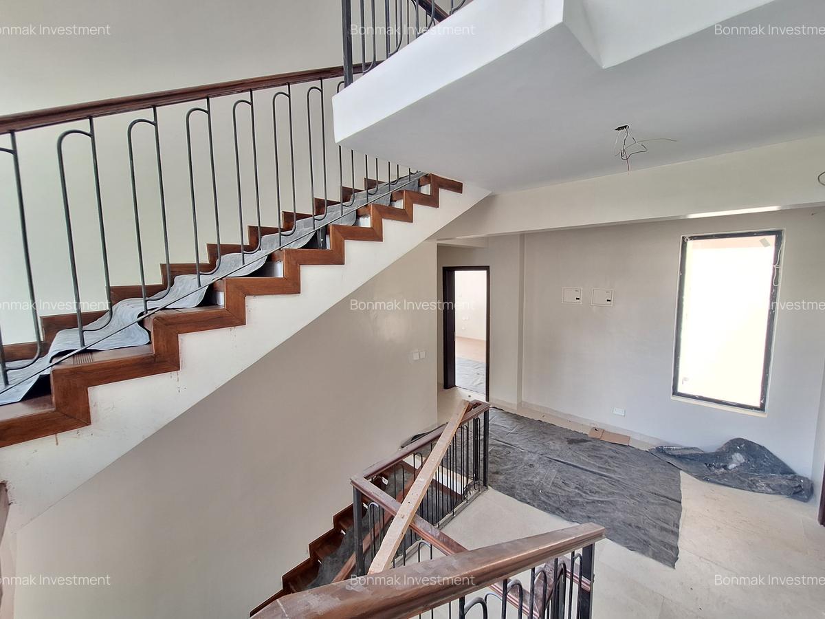 5 Bed Townhouse with En Suite at Lavington Green - 7