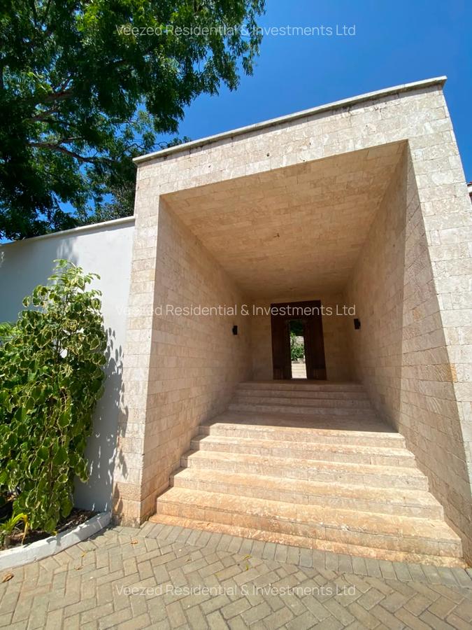 3 Bed Villa with En Suite in Bofa - 19