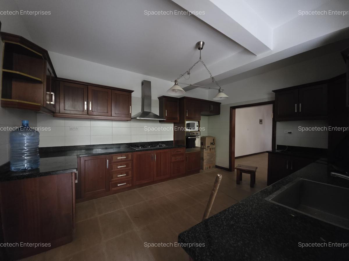 4 Bed Townhouse with En Suite in Spring Valley - 10