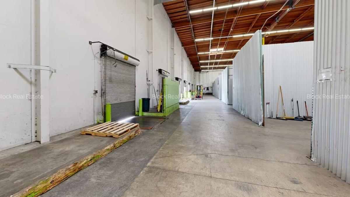 2,500 ft² Warehouse with Service Charge Included in Industrial Area - 4