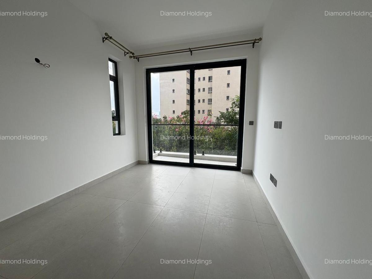 2 Bed Apartment with En Suite in Brookside - 3