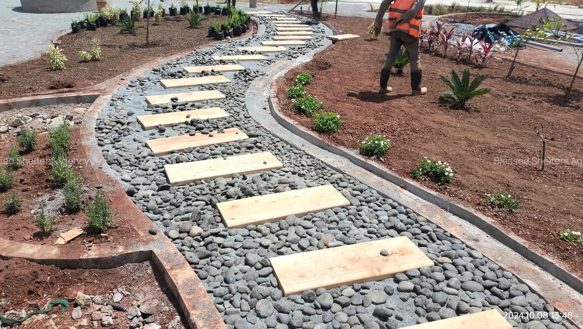 Serviced 1 Bed Apartment with En Suite in Garden Estate - 5