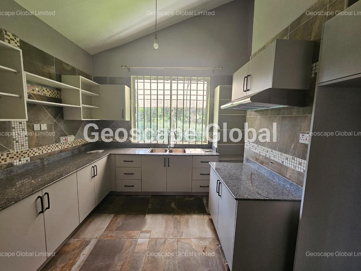 4 Bed House with En Suite in Nyari - 16