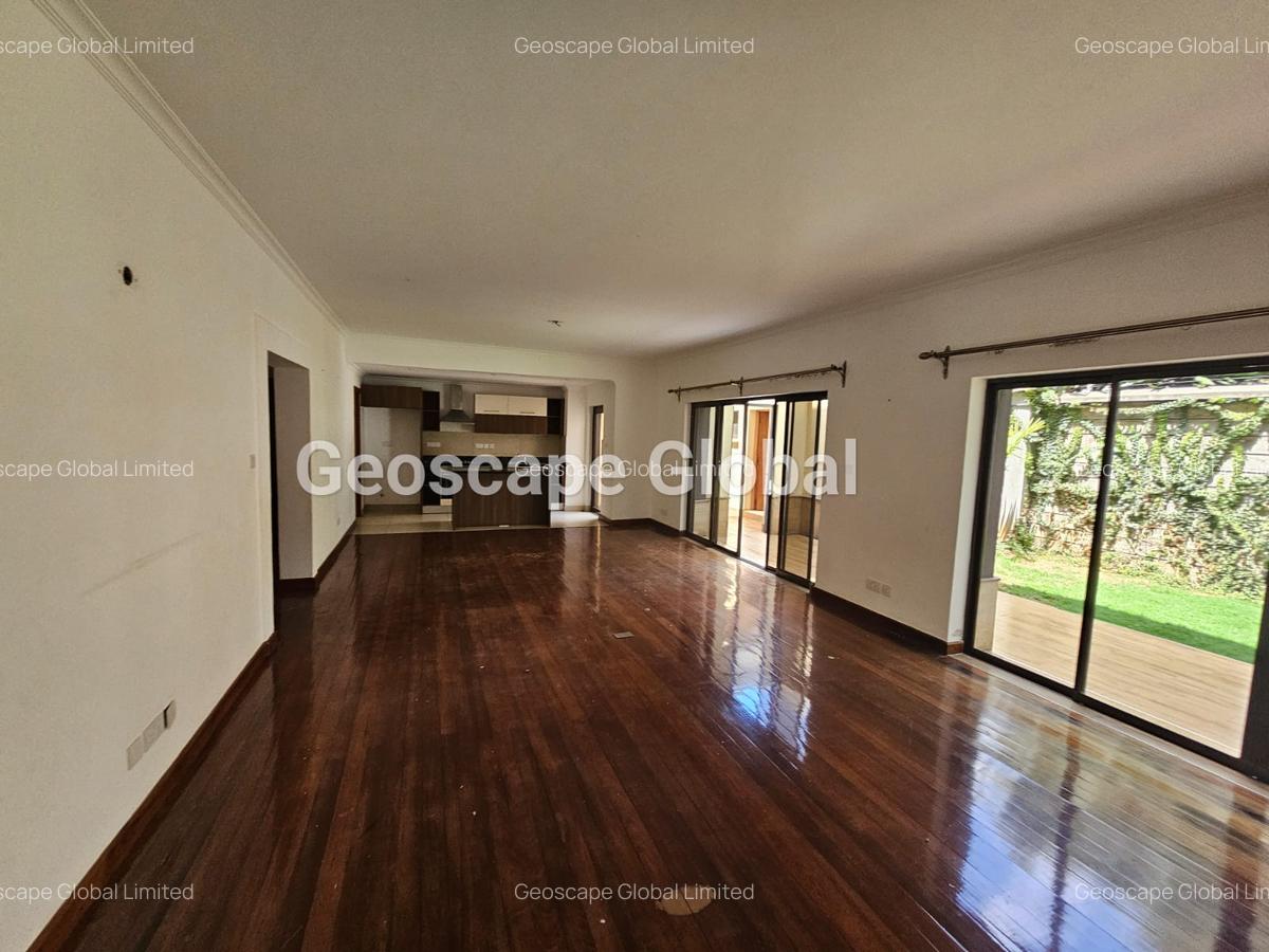 5 Bed House with En Suite in Lavington - 11