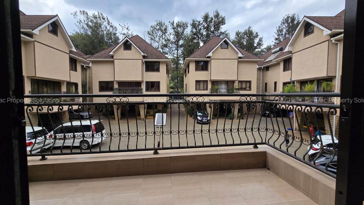 5 Bed House with En Suite in Lavington - 1