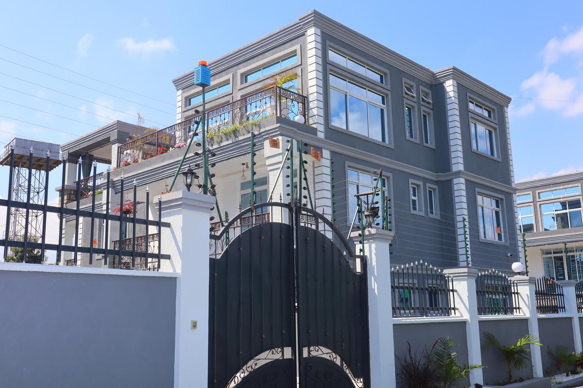 6 Bed Townhouse with En Suite at Olkeri Area - 2