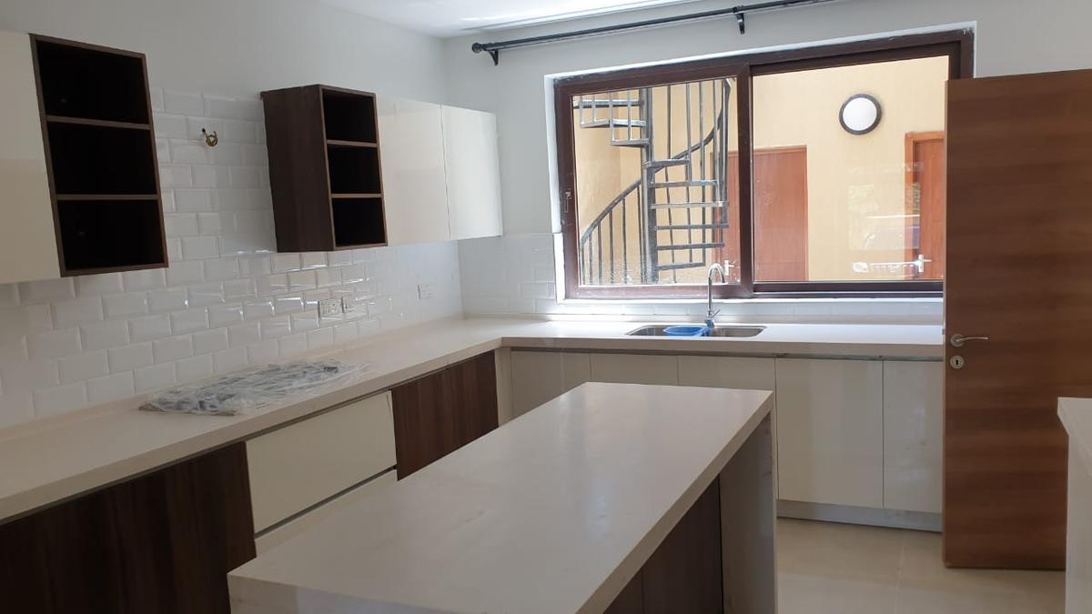 5 Bed Townhouse with En Suite in Lavington - 4