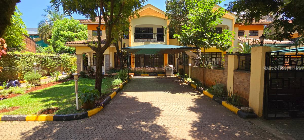 4 Bed Townhouse with En Suite at Lavington Road Garden - 1