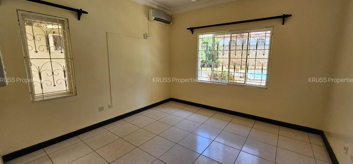 4 Bed House with En Suite at Hr93 - 10