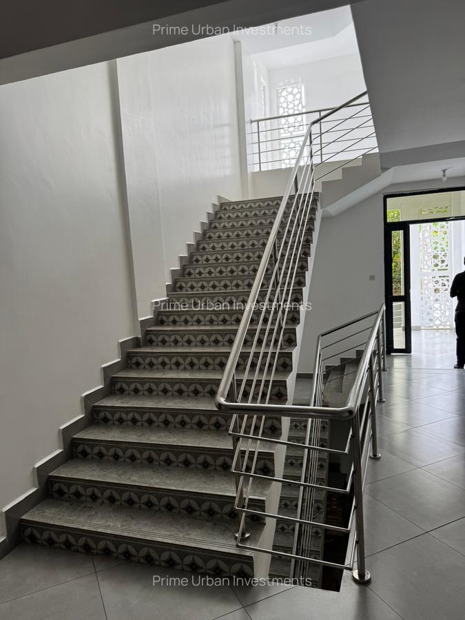 Serviced 3 Bed Apartment with En Suite in Nyali Area - 6