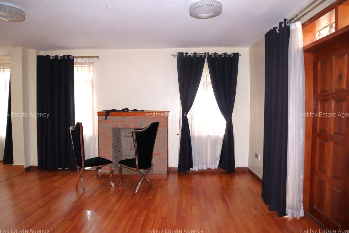 5 Bed Villa with En Suite in Redhill - 5