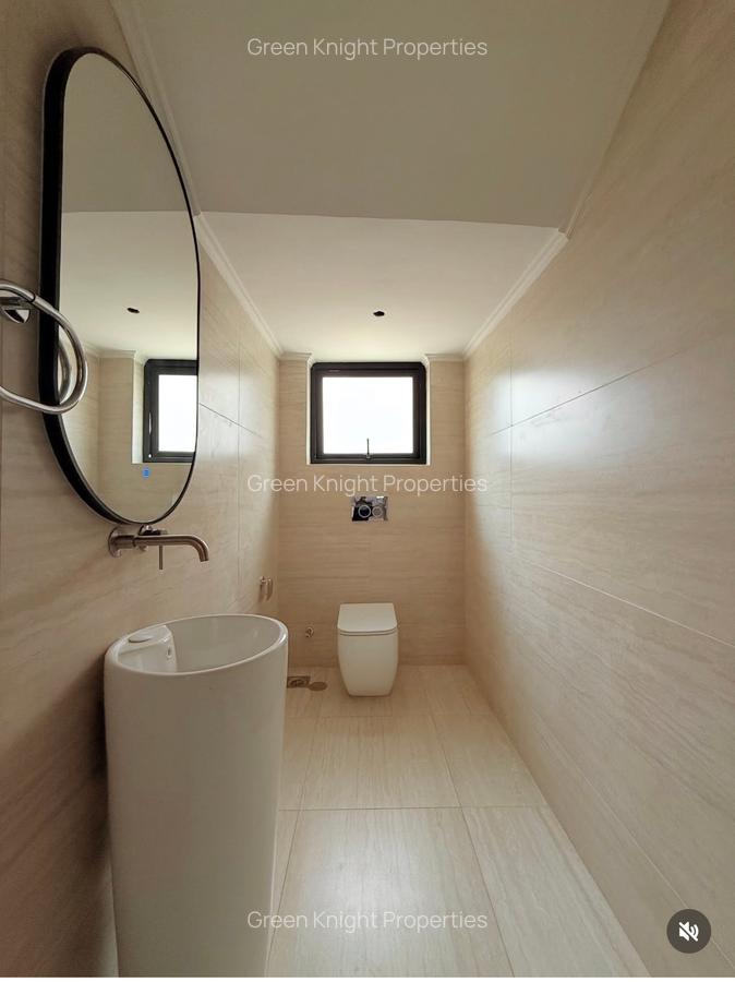 5 Bed House with En Suite in Lavington - 5