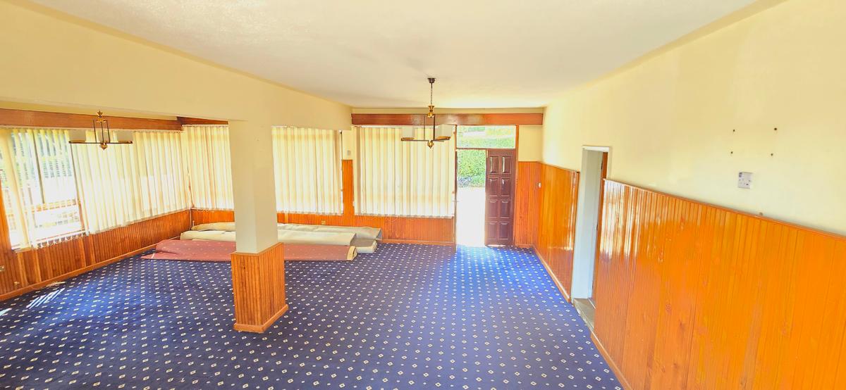 5 Bed House with En Suite at Flem Tree - 10
