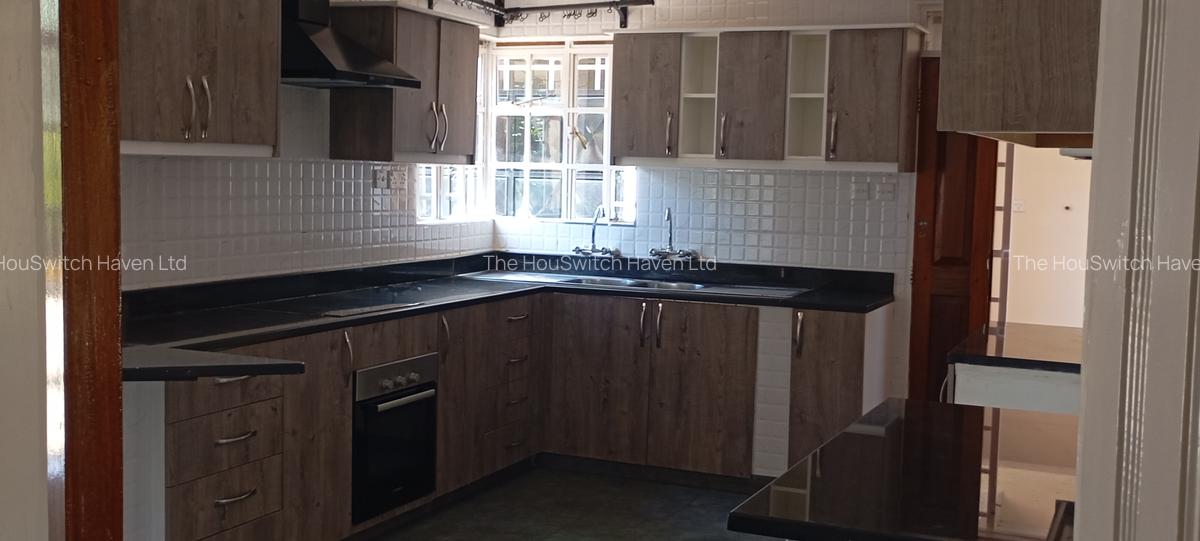 4 Bed Villa with En Suite at Off Un Avenue - 8