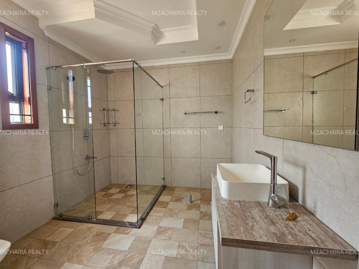 6 Bed Villa with En Suite in Lavington - 14