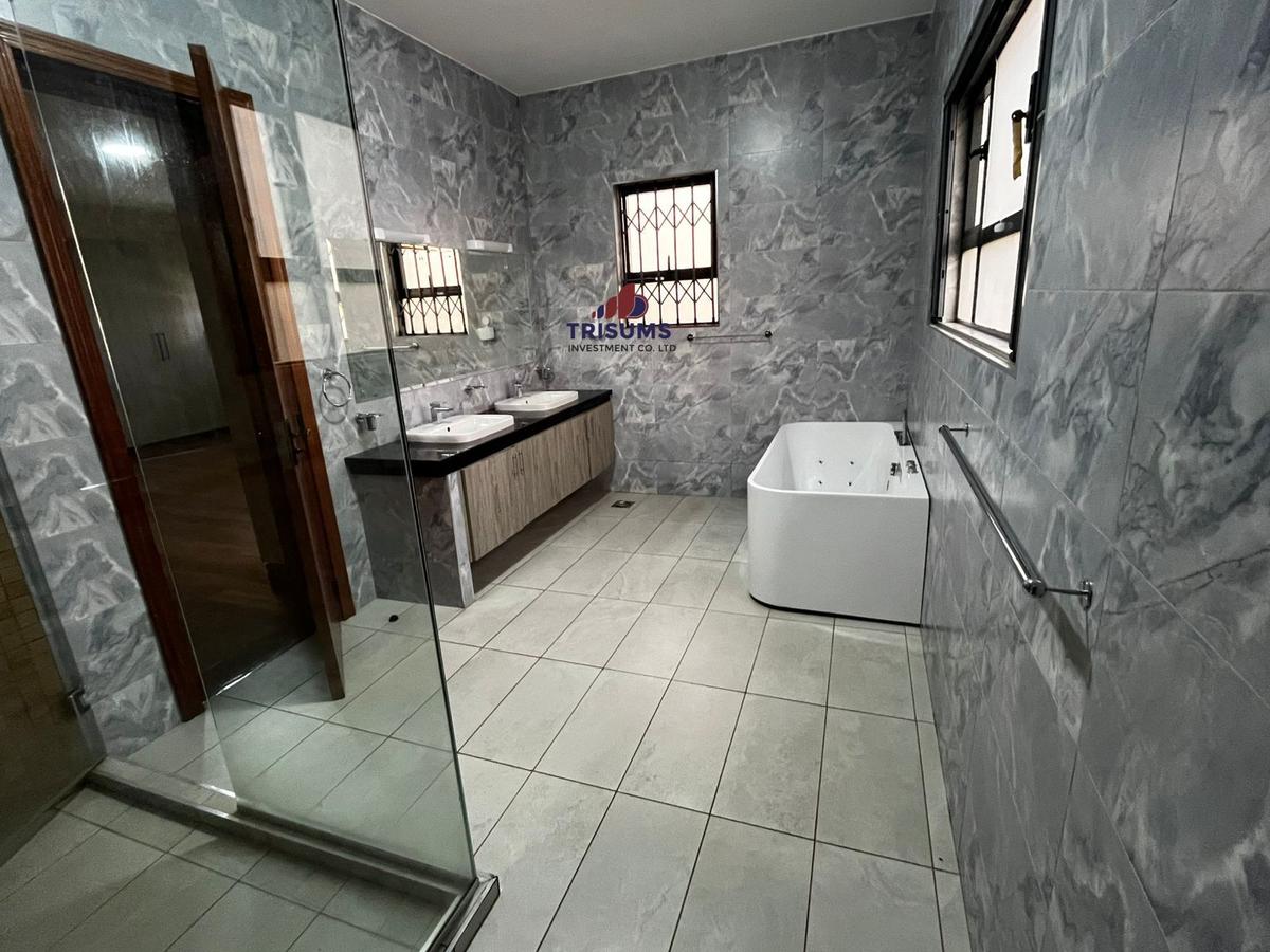5 Bed Townhouse with En Suite in Westlands Area - 10