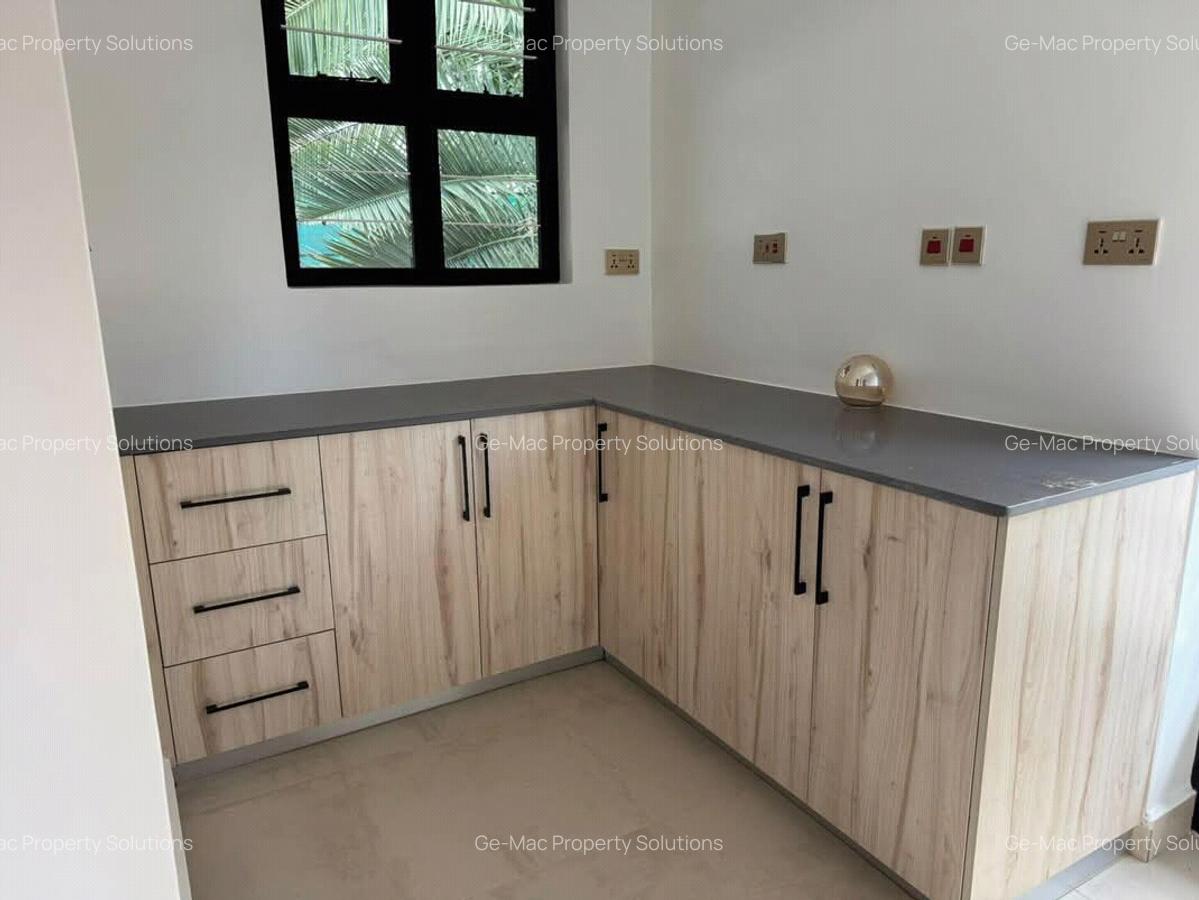 7 Bed House with En Suite in Runda - 11