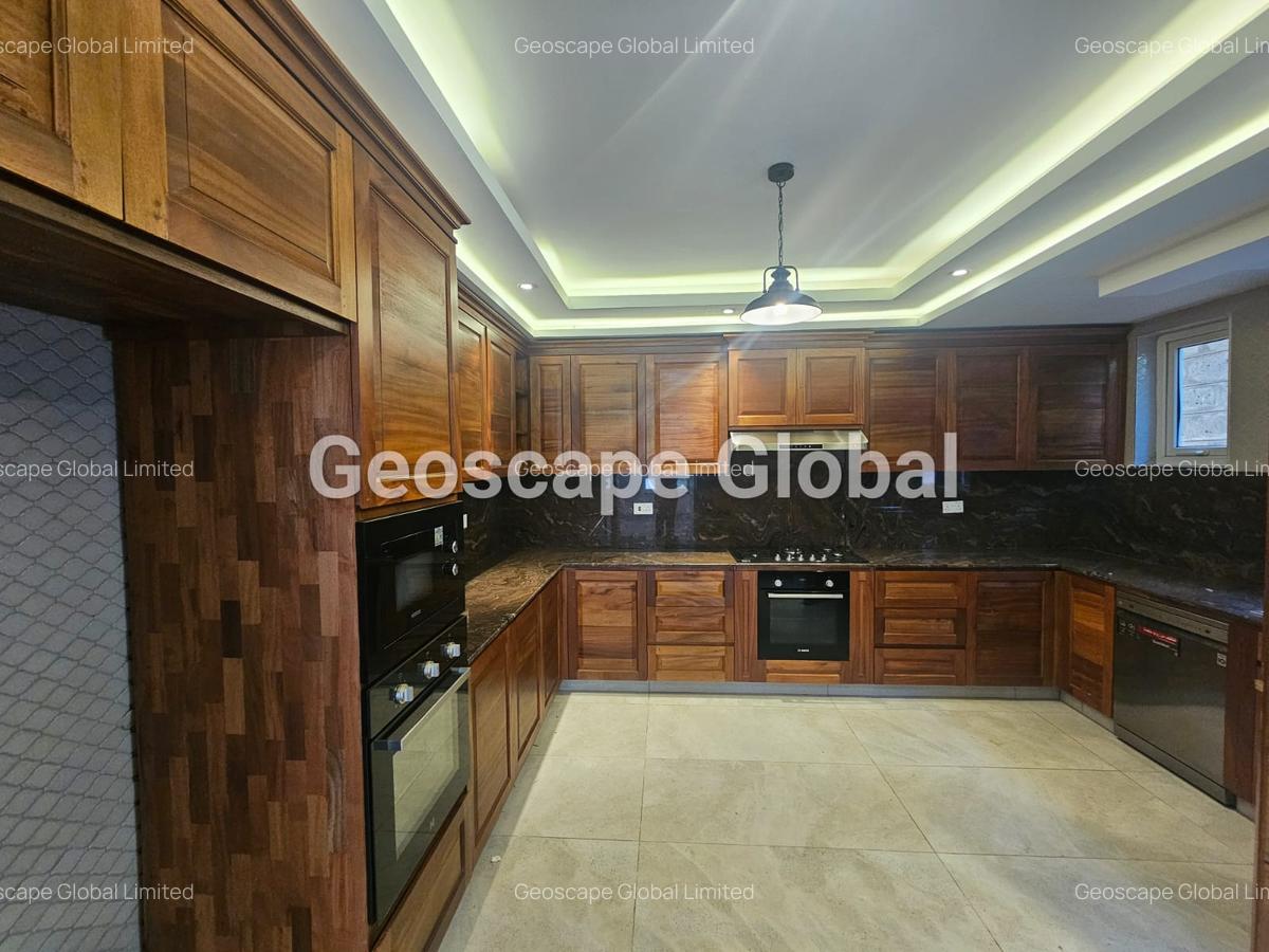 5 Bed House with En Suite in Lavington - 4