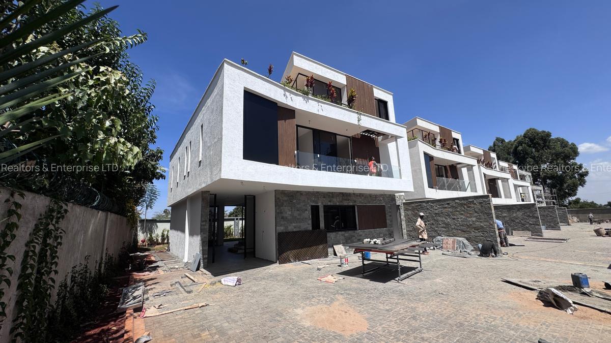 4 Bed Villa with En Suite in Runda - 2
