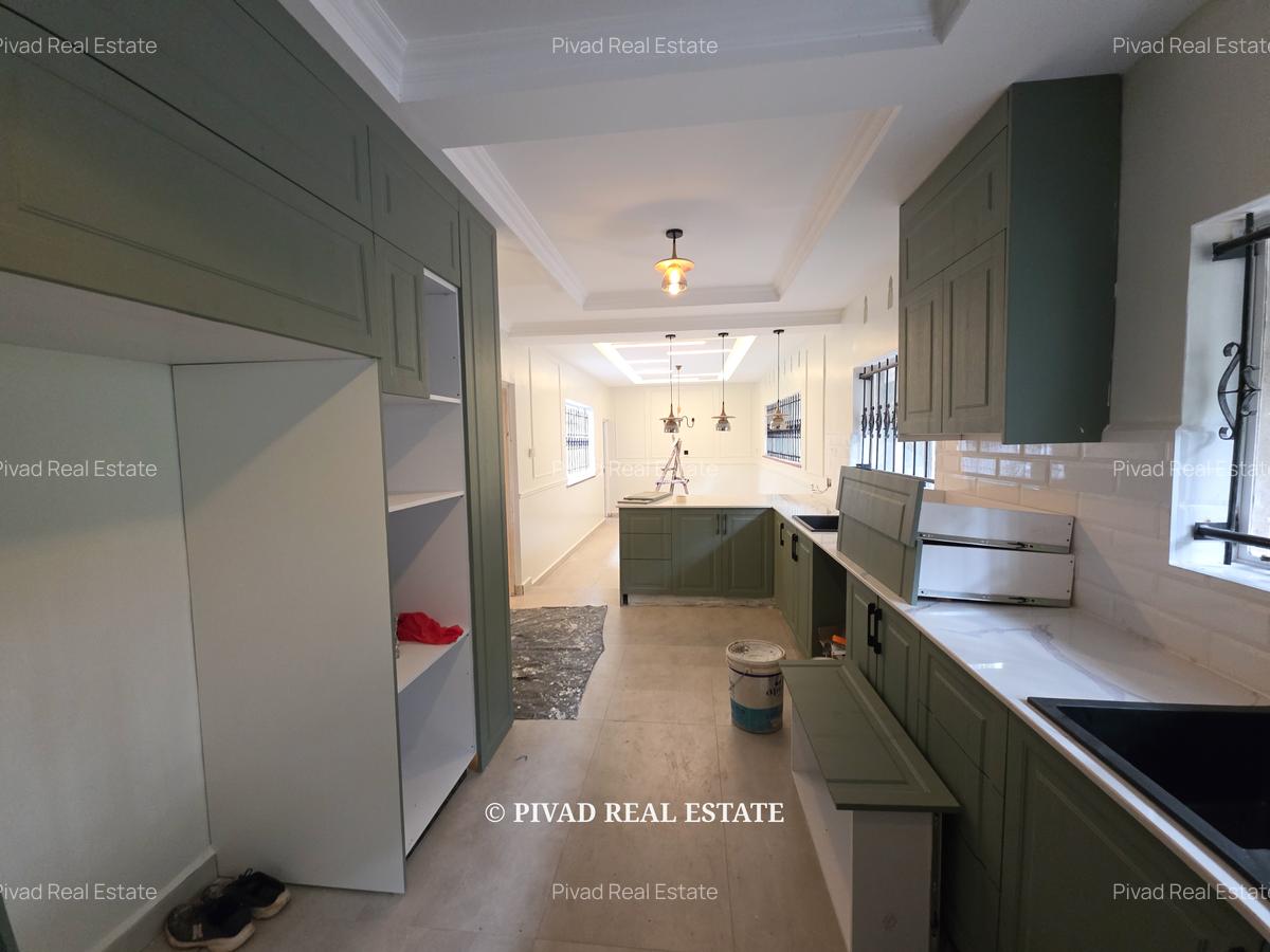 4 Bed House with Garden in Rosslyn - 8