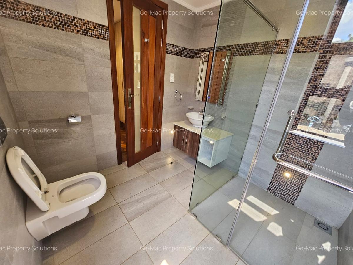 5 Bed House with En Suite in Lavington - 10