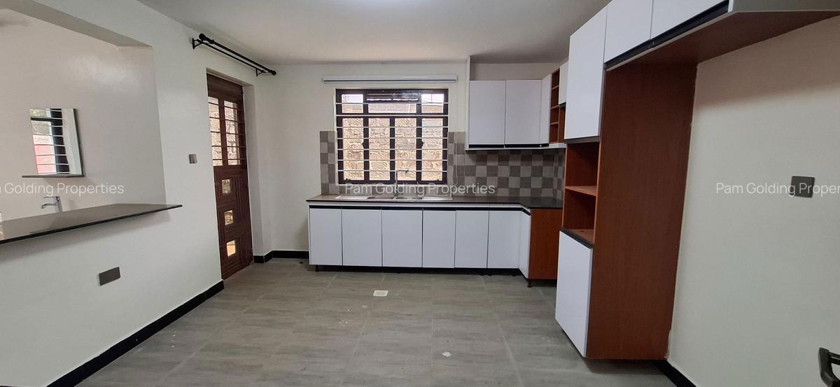 5 Bed Townhouse with En Suite at Safari Park - 9