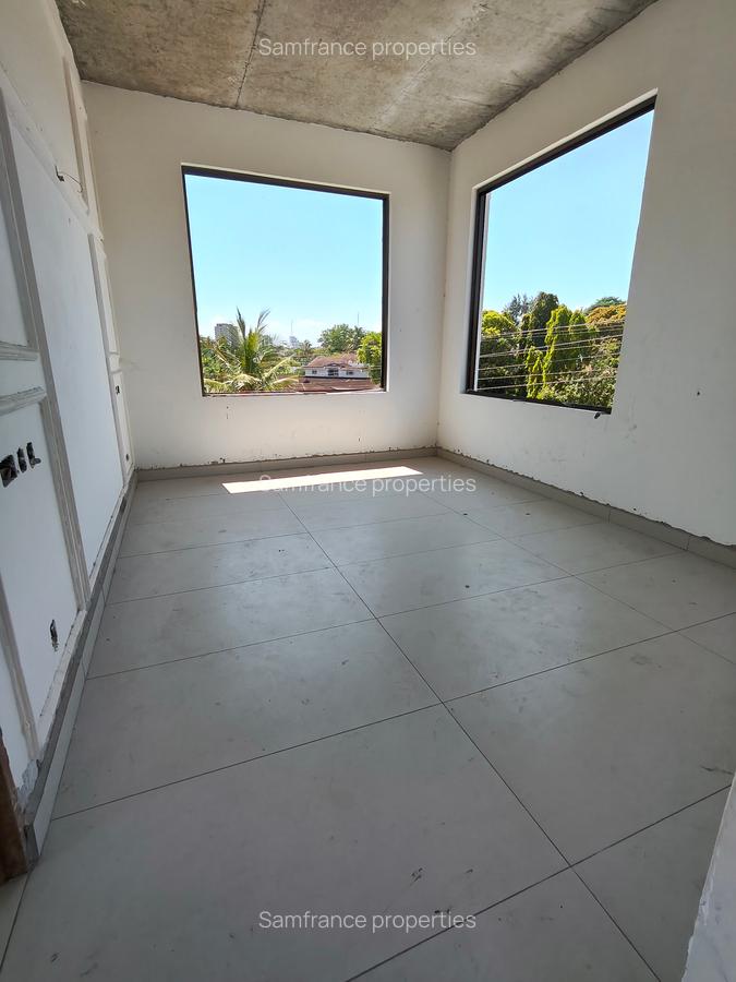 4 Bed Townhouse with En Suite at Lakers Road - 6
