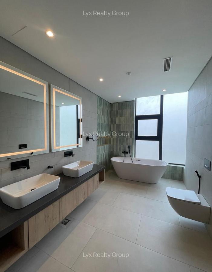 5 Bed Villa with En Suite in Brookside - 10