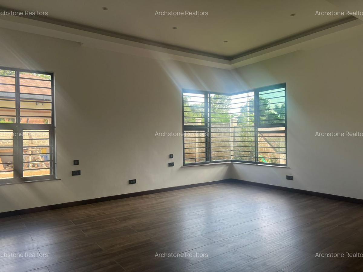 5 Bed House with En Suite in Runda - 12