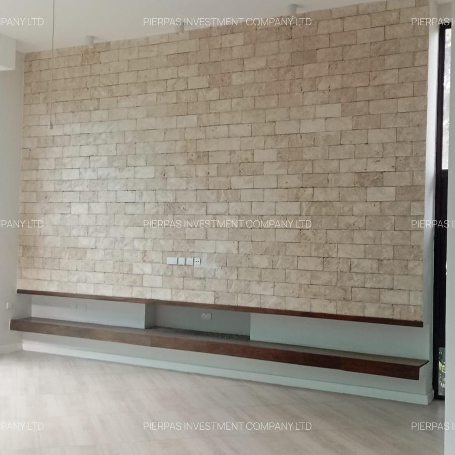 5 Bed Townhouse with En Suite in Lavington - 3