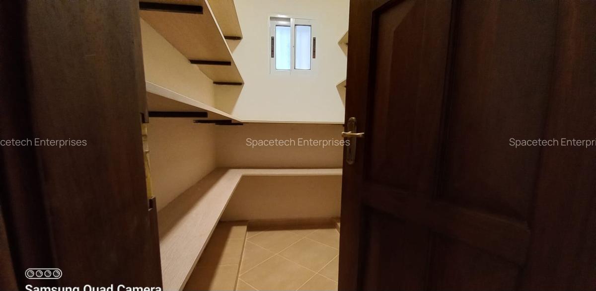 5 Bed Townhouse with En Suite in Spring Valley - 10