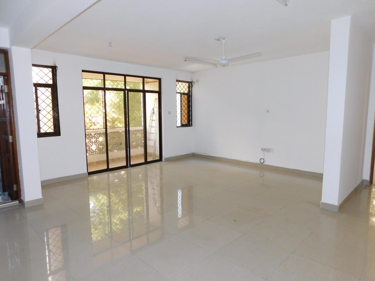 3 Bed Apartment with En Suite at Beach Road - 12