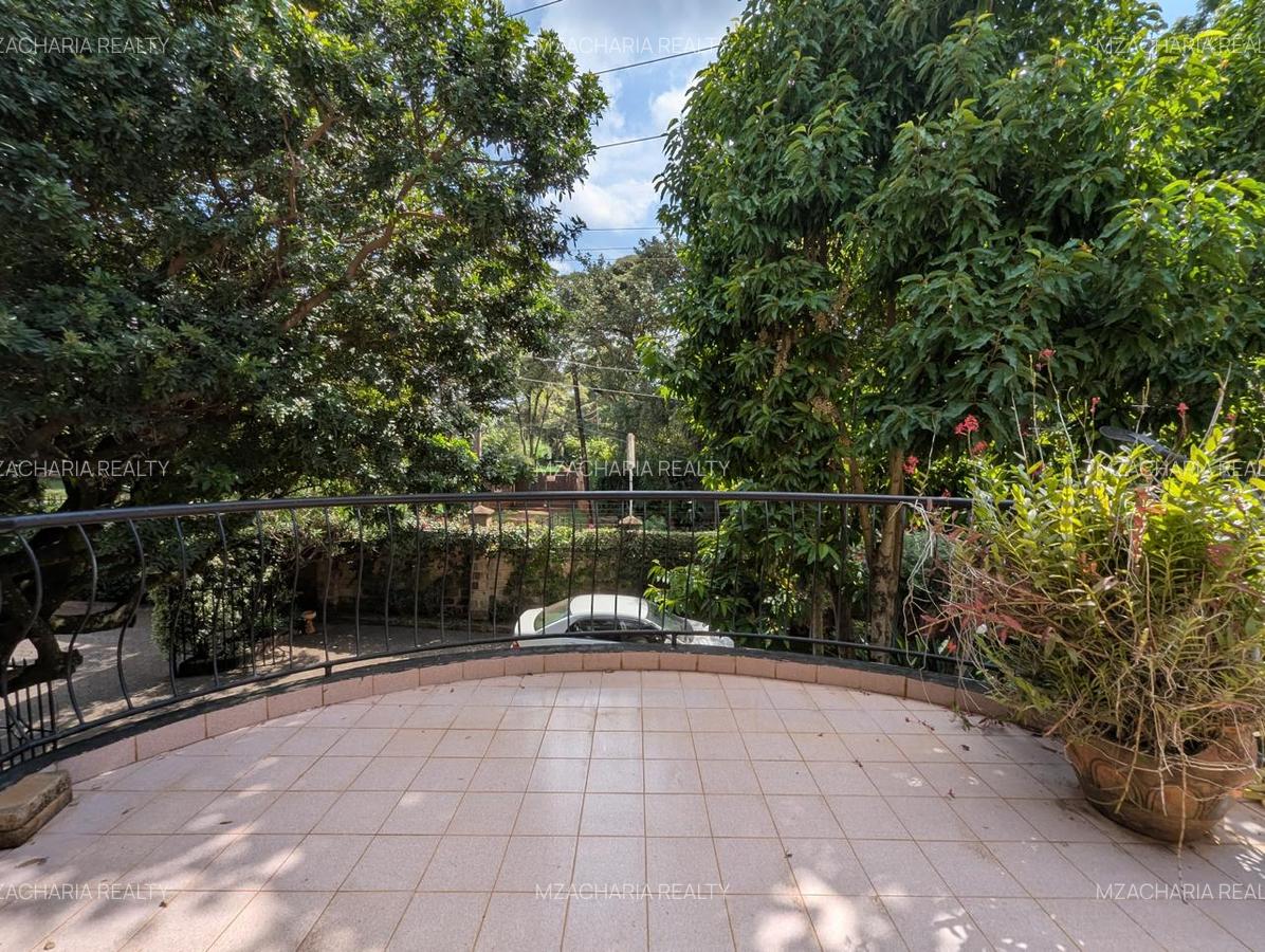 5 Bed House with En Suite in Brookside - 8